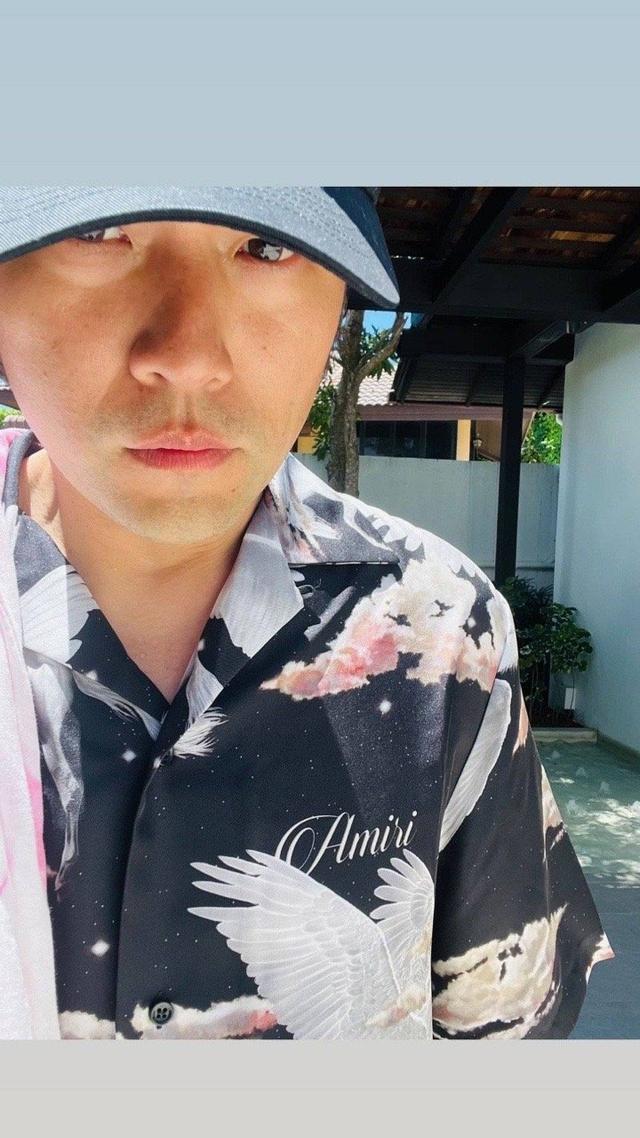 周杰伦晒照出发呼和浩特 和昆凌戴黑色口罩对镜头比耶