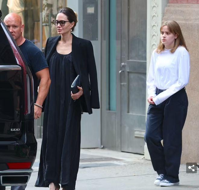 安吉丽娜·朱莉让15岁女儿当助理惹争议，网友：太自私