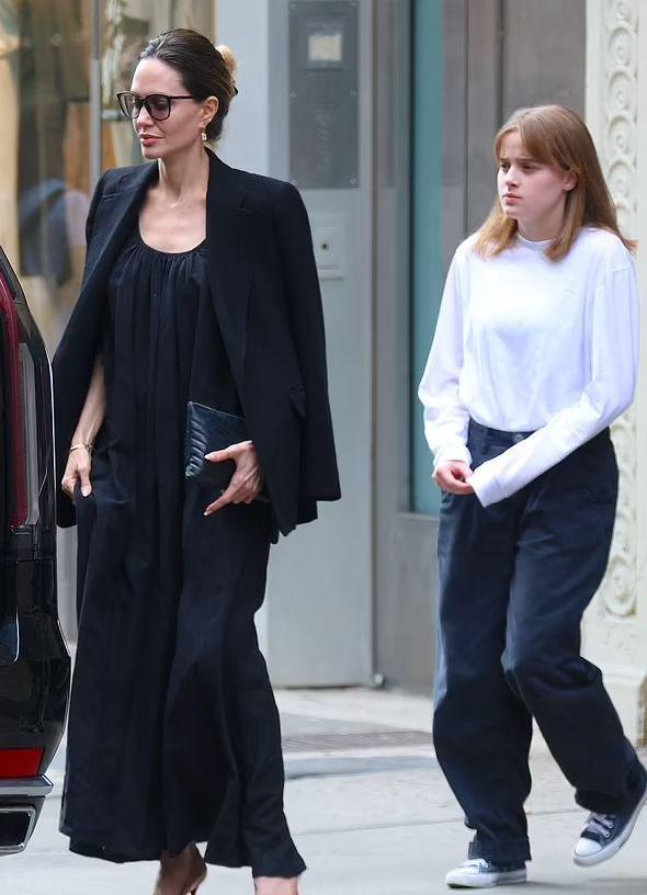 安吉丽娜·朱莉让15岁女儿当助理惹争议，网友：太自私