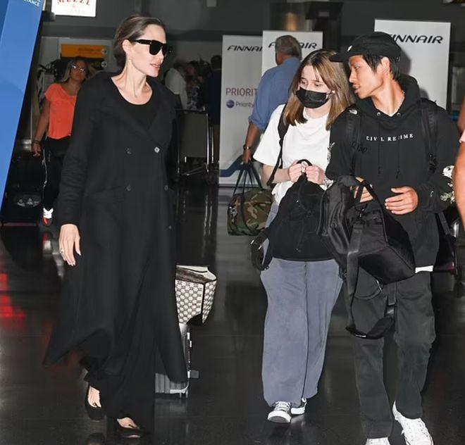 安吉丽娜·朱莉让15岁女儿当助理惹争议，网友：太自私