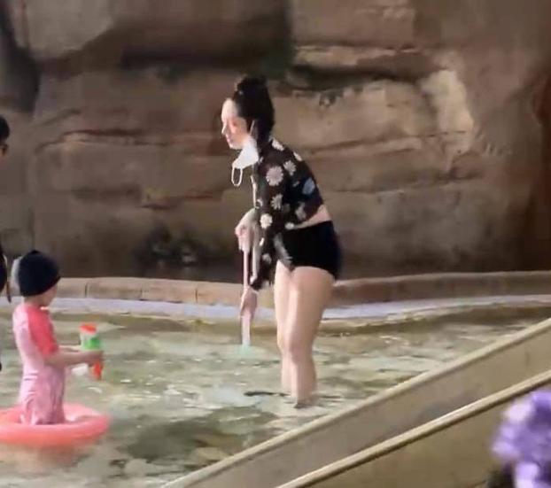 网友水上乐园偶遇向佐一家 郭碧婷穿泳衣陪娃显露身材