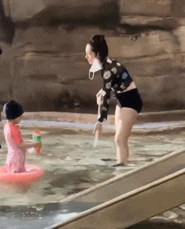 网友水上乐园偶遇向佐一家 郭碧婷穿泳衣陪娃显露身材