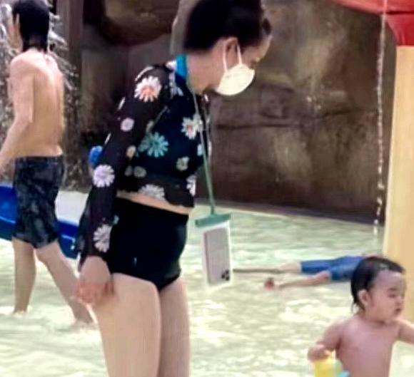 网友水上乐园偶遇向佐一家 郭碧婷穿泳衣陪娃显露身材