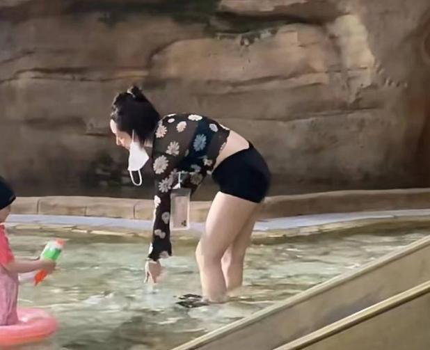 网友水上乐园偶遇向佐一家 郭碧婷穿泳衣陪娃显露身材