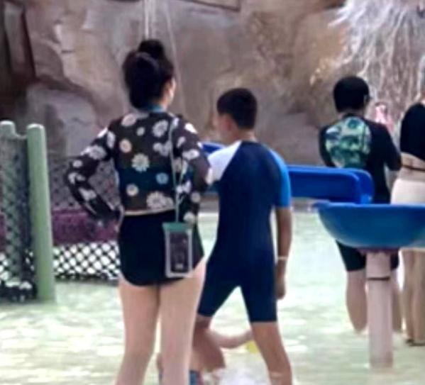 网友水上乐园偶遇向佐一家 郭碧婷穿泳衣陪娃显露身材