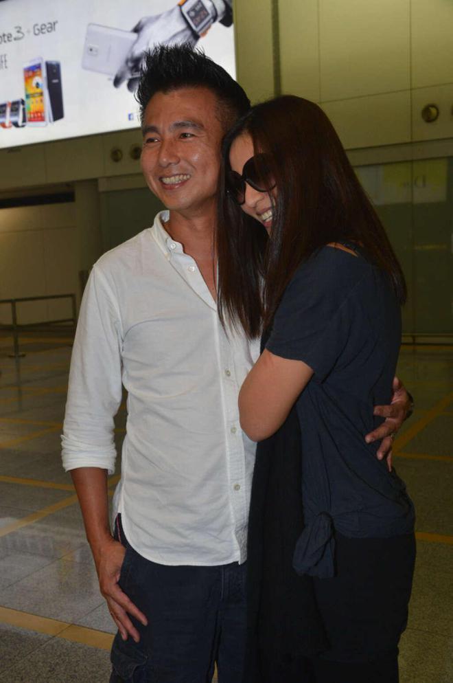 47岁滕丽名秀恩爱！谈与富商老公相恋，赞对方情绪稳定