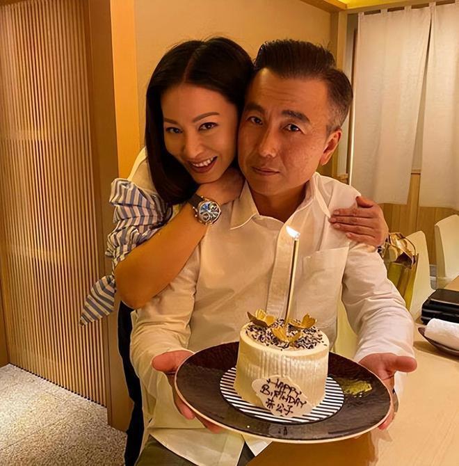 47岁滕丽名秀恩爱！谈与富商老公相恋，赞对方情绪稳定