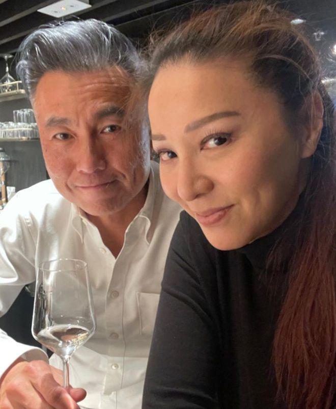 47岁滕丽名秀恩爱！谈与富商老公相恋，赞对方情绪稳定