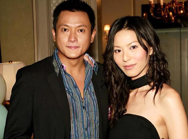 47岁滕丽名秀恩爱！谈与富商老公相恋，赞对方情绪稳定