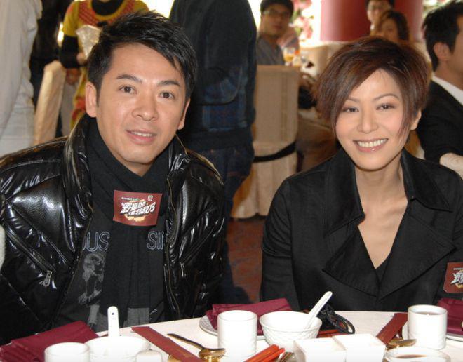 47岁滕丽名秀恩爱！谈与富商老公相恋，赞对方情绪稳定