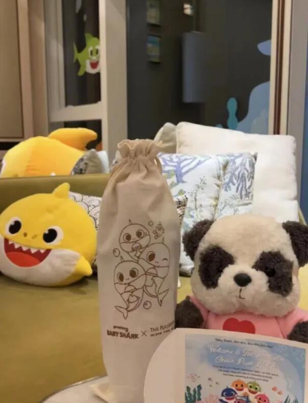 谢娜张杰一家游香港感谢王祖蓝安排 网友:给钱了吗