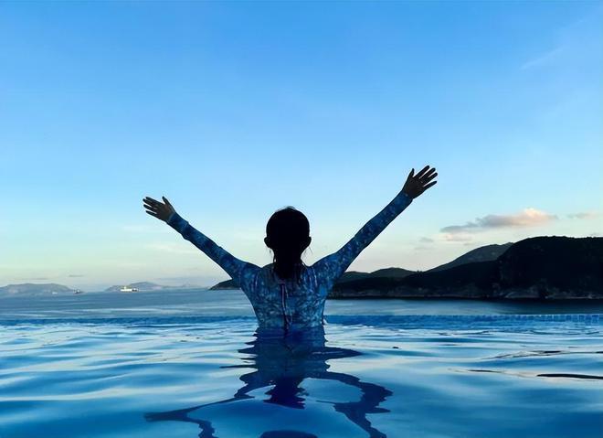 谢娜张杰一家游香港感谢王祖蓝安排 网友:给钱了吗