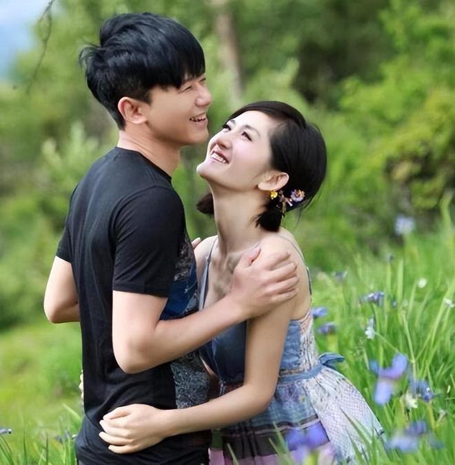 谢娜张杰一家游香港感谢王祖蓝安排 网友:给钱了吗