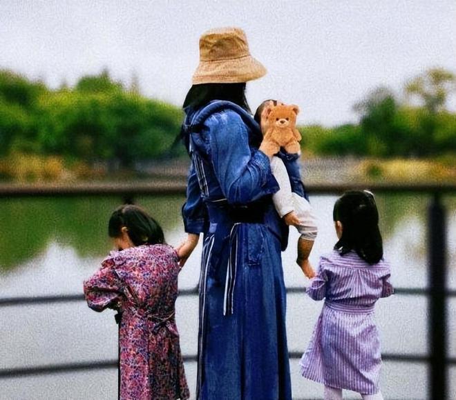 谢娜张杰一家游香港感谢王祖蓝安排 网友:给钱了吗