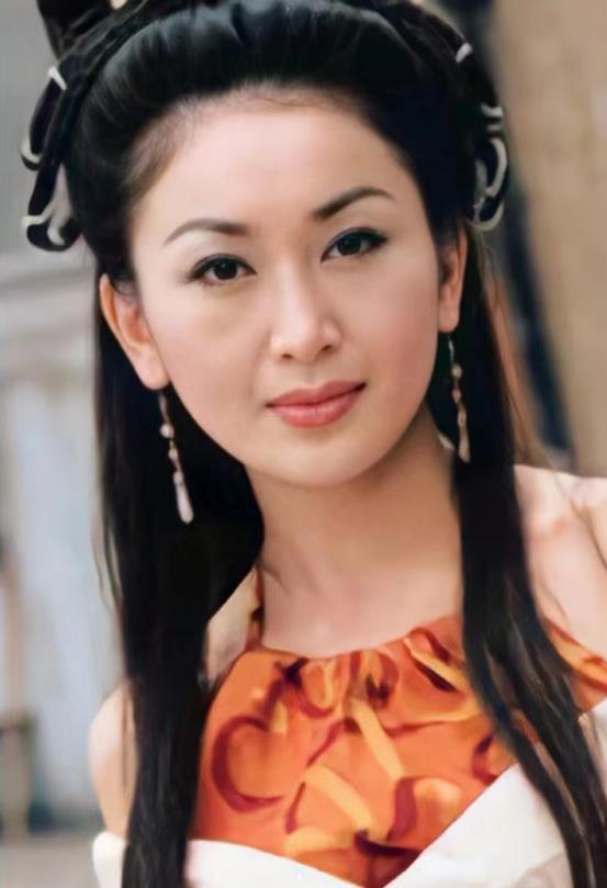 温碧霞一家3口出游，13岁养子越长越像富豪父亲