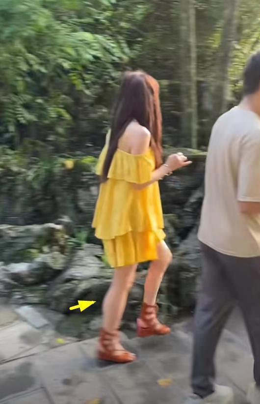 温碧霞一家3口出游，13岁养子越长越像富豪父亲