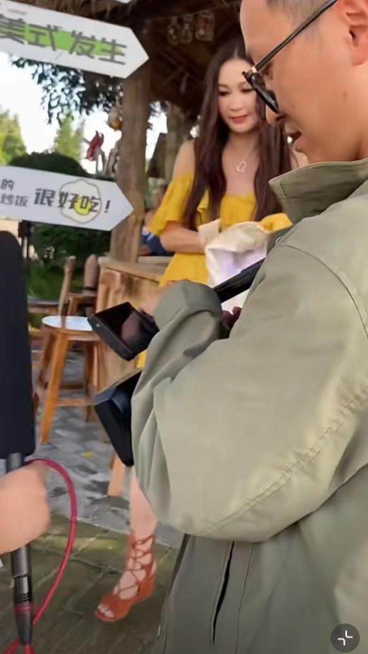 温碧霞一家3口出游，13岁养子越长越像富豪父亲