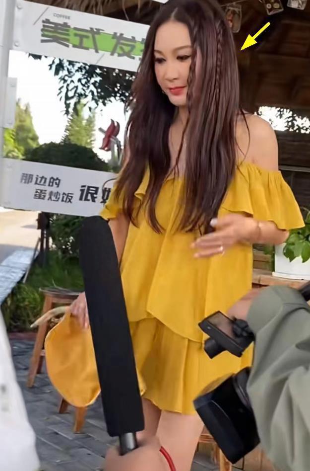 温碧霞一家3口出游，13岁养子越长越像富豪父亲