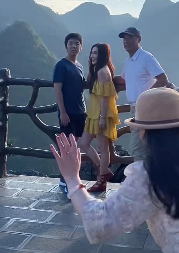 温碧霞一家3口出游，13岁养子越长越像富豪父亲