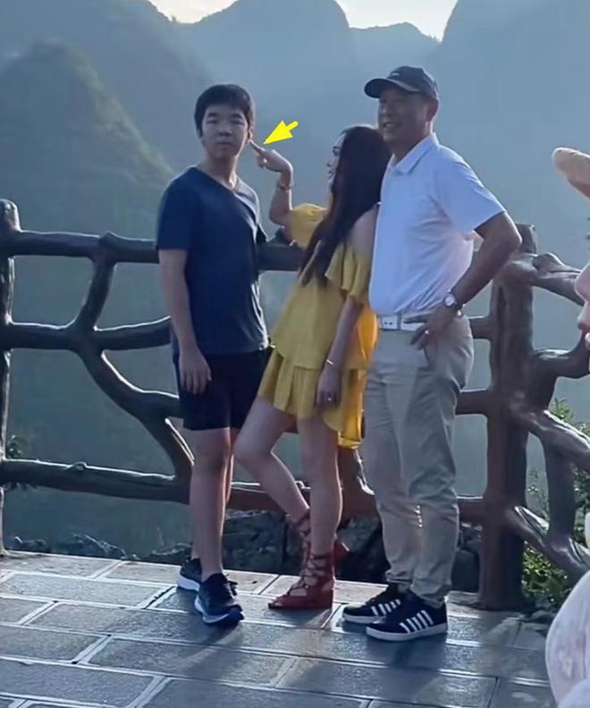 温碧霞一家3口出游，13岁养子越长越像富豪父亲