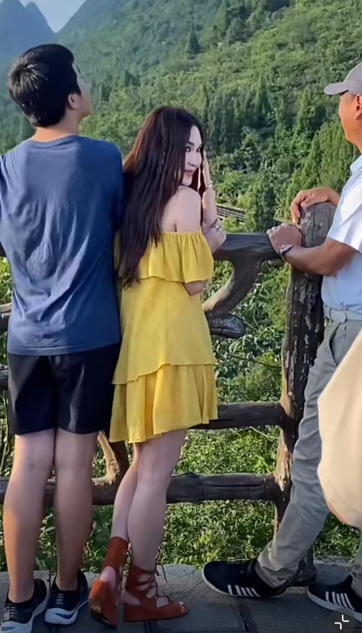 温碧霞一家3口出游，13岁养子越长越像富豪父亲