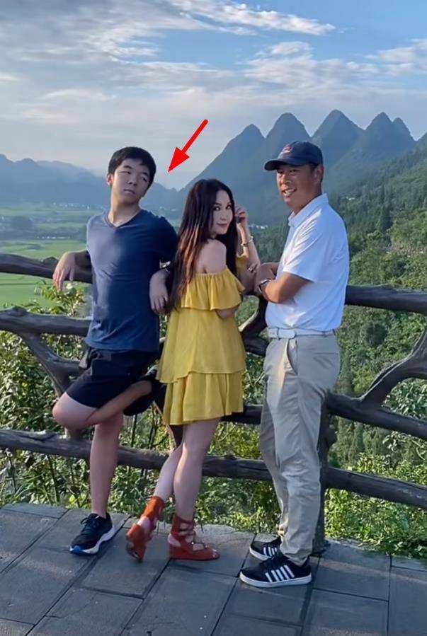 温碧霞一家3口出游，13岁养子越长越像富豪父亲