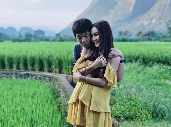 温碧霞一家3口出游，13岁养子越长越像富豪父亲