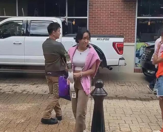 任贤齐和妻子现身美国送女儿上学 被路人偶遇热情打招呼