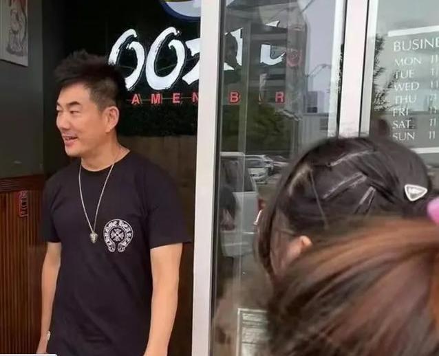 任贤齐和妻子现身美国送女儿上学 被路人偶遇热情打招呼