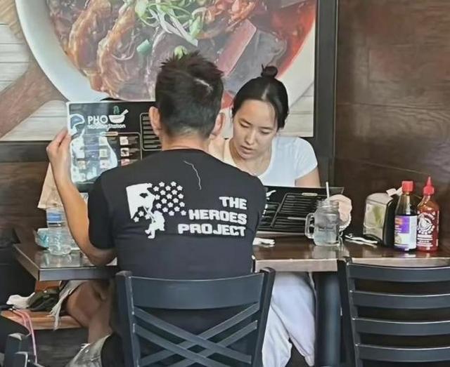 任贤齐和妻子现身美国送女儿上学 被路人偶遇热情打招呼