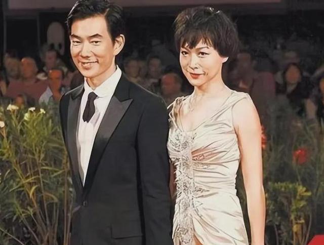 任贤齐和妻子现身美国送女儿上学 被路人偶遇热情打招呼