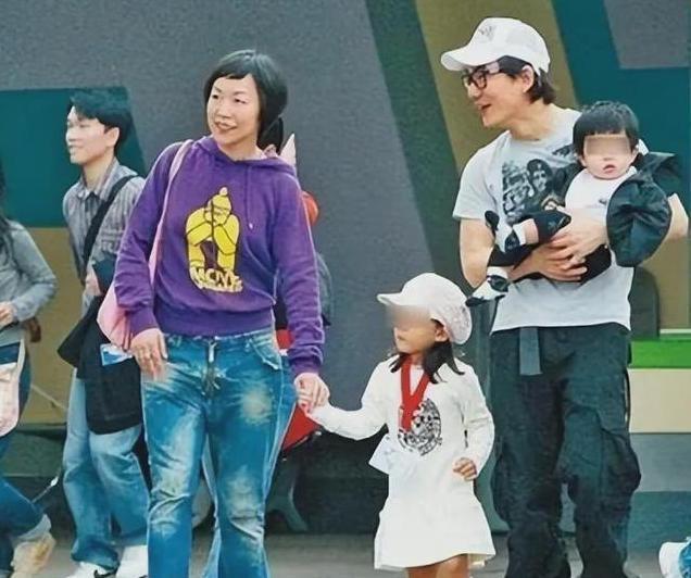 任贤齐和妻子现身美国送女儿上学 被路人偶遇热情打招呼