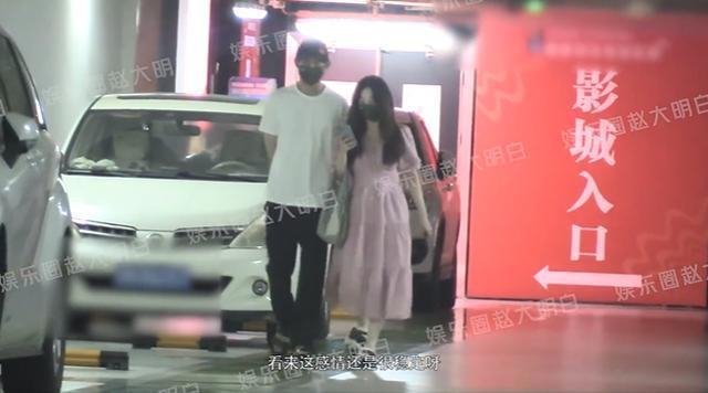 张含韵佟梦实一起看电影 气氛融洽感情稳定