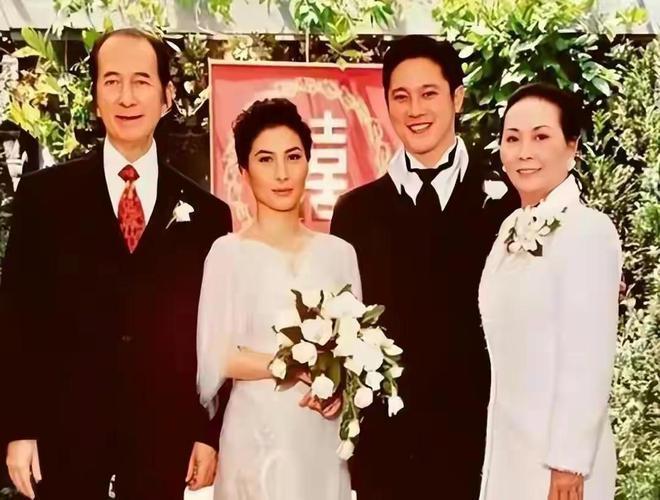 何超仪曝丈夫病情曾命悬一线 获姐姐何超琼打气