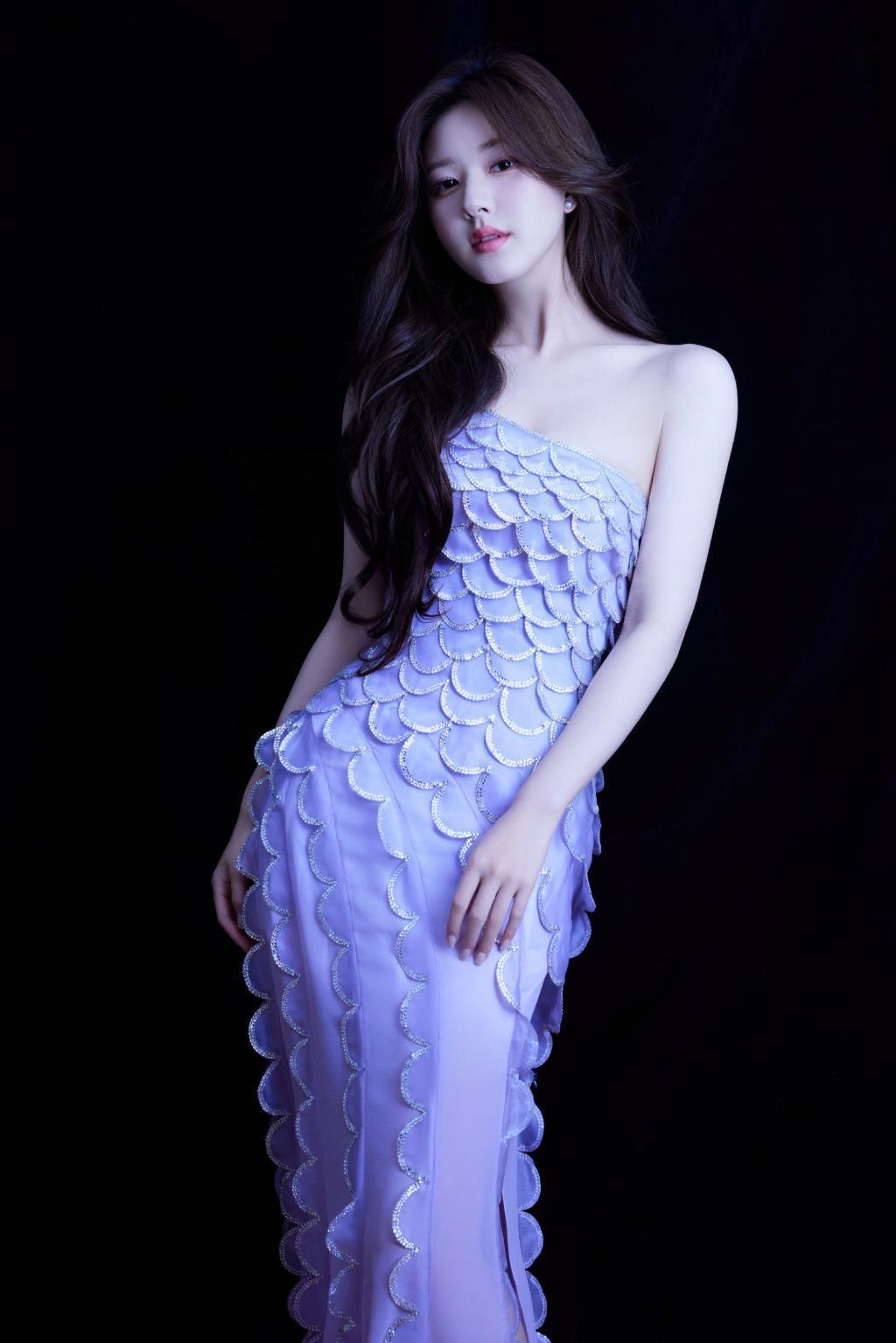 好仙！赵露思穿紫色人鱼裙肤白貌美