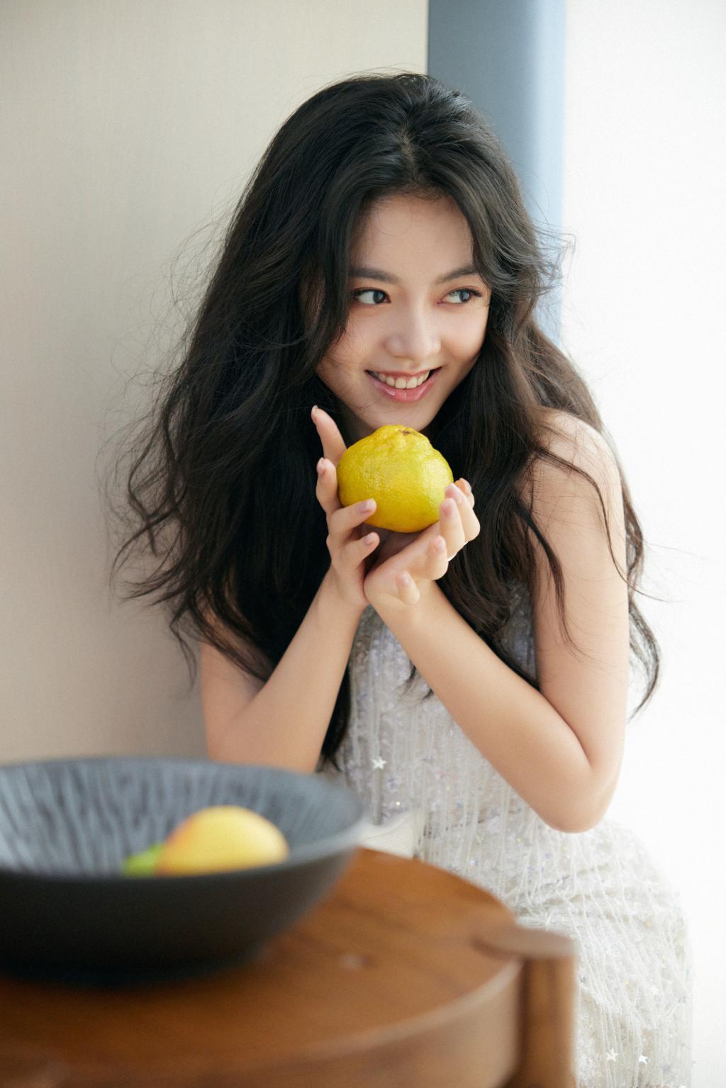 赵今麦穿流苏吊带裙露美腿 笑容甜美治愈