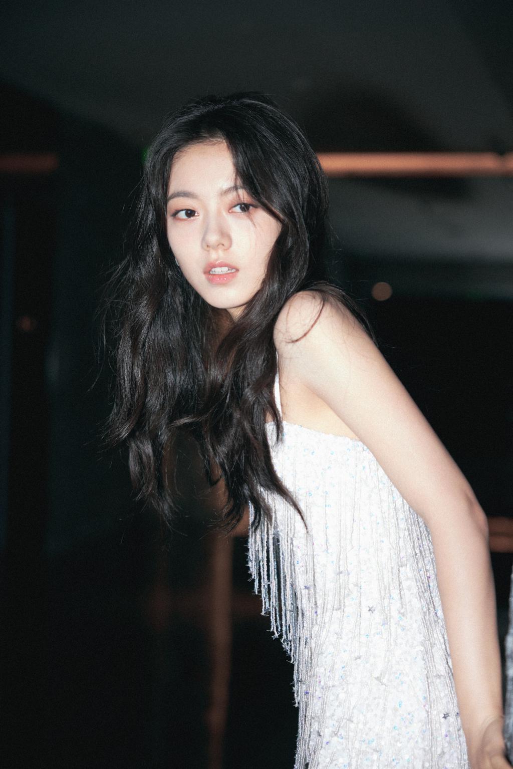 赵今麦穿流苏吊带裙露美腿 笑容甜美治愈