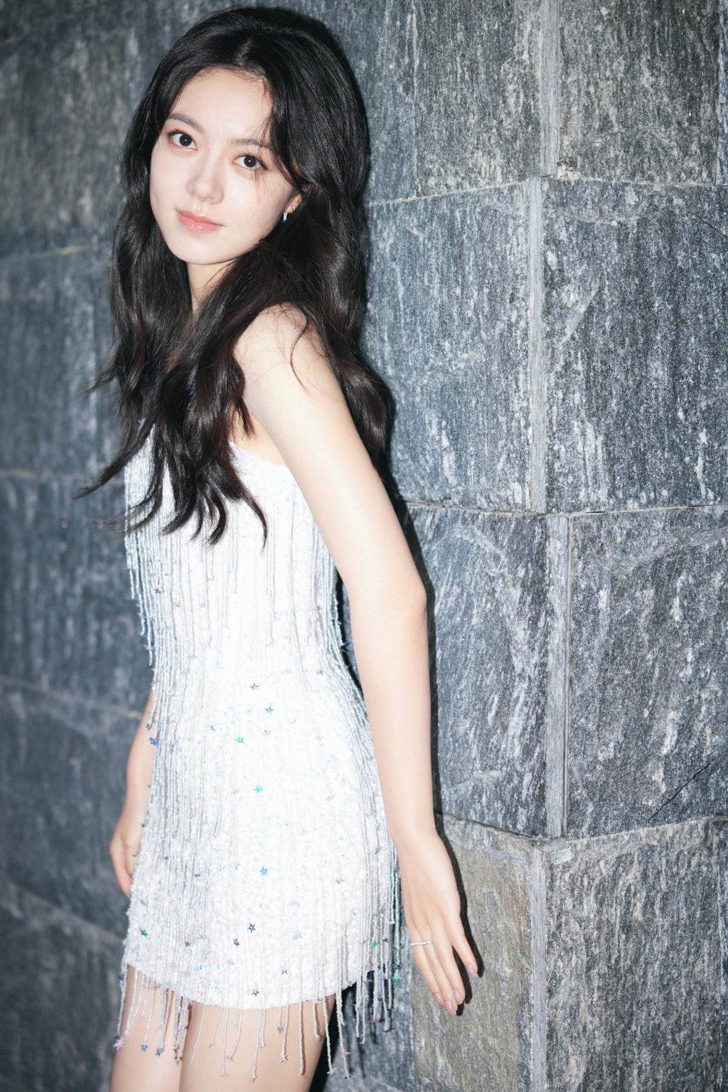 赵今麦穿流苏吊带裙露美腿 笑容甜美治愈