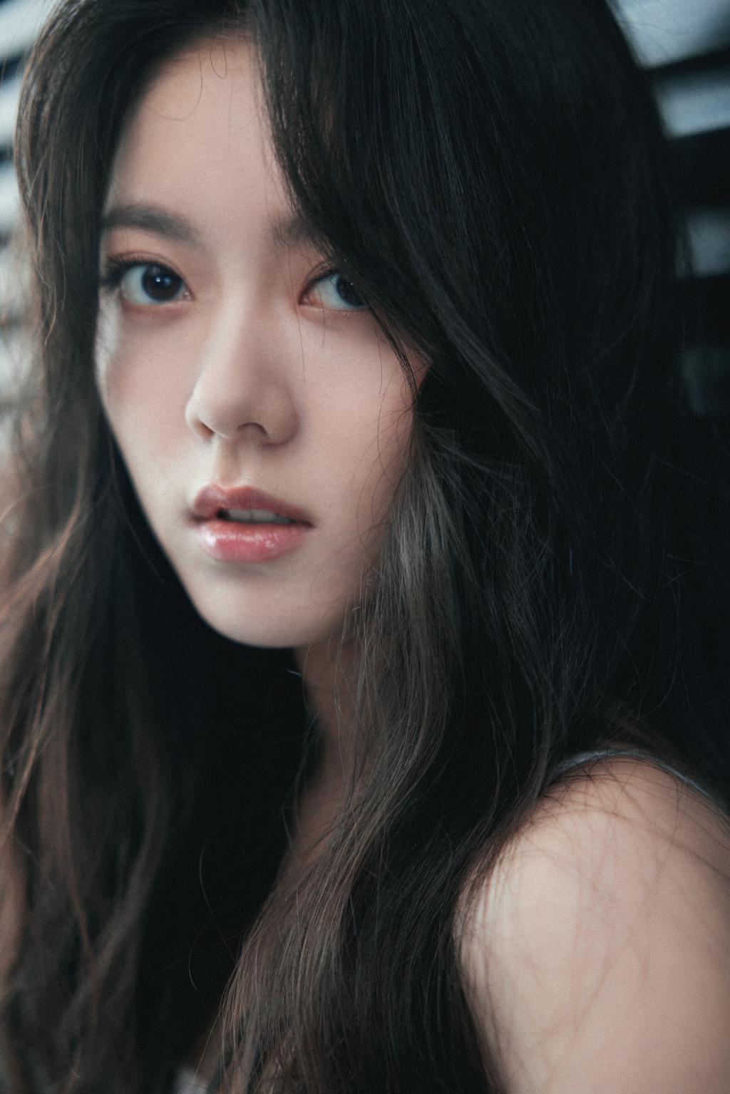 赵今麦穿流苏吊带裙露美腿 笑容甜美治愈