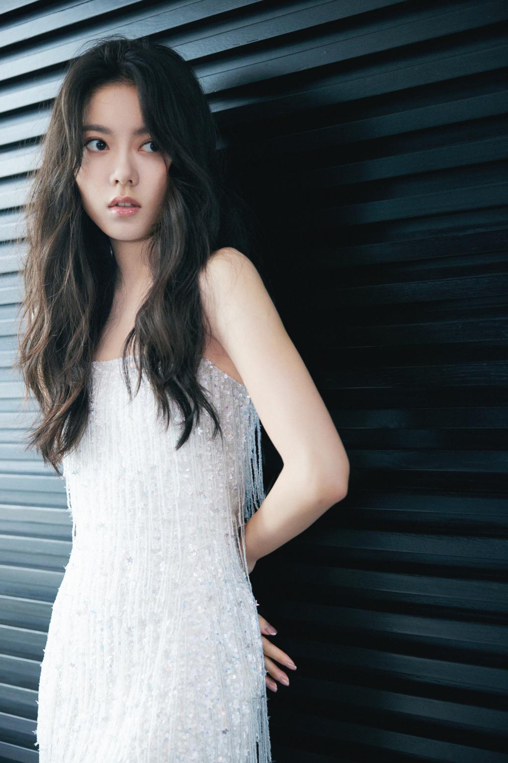 赵今麦穿流苏吊带裙露美腿 笑容甜美治愈