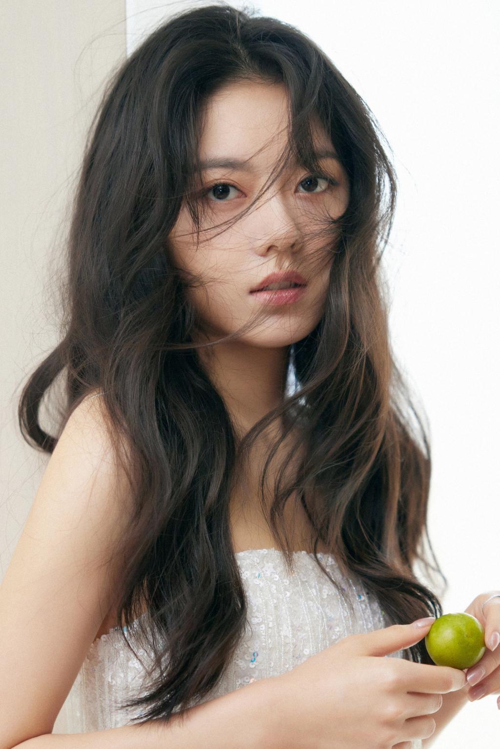 赵今麦穿流苏吊带裙露美腿 笑容甜美治愈