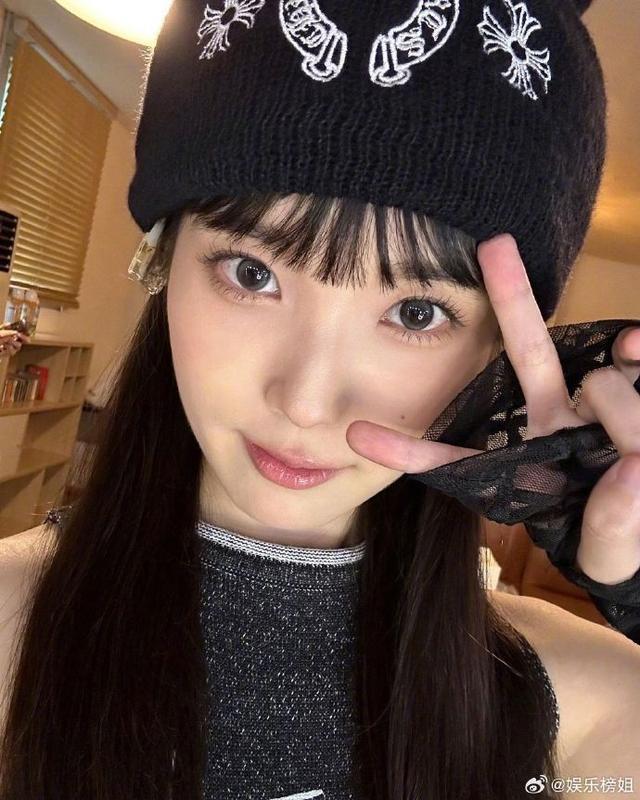 IU齐刘海毛线帽造型释出 对镜自拍WINK清甜元气