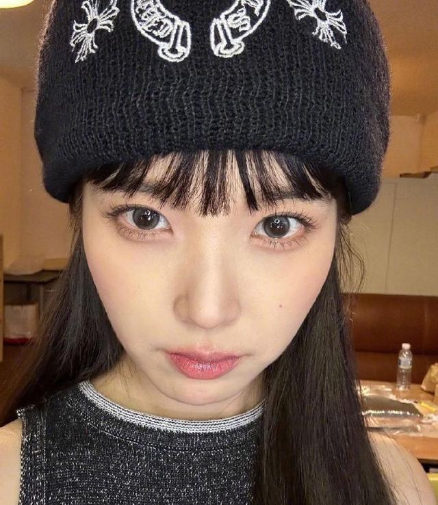 IU齐刘海毛线帽造型释出 对镜自拍WINK清甜元气