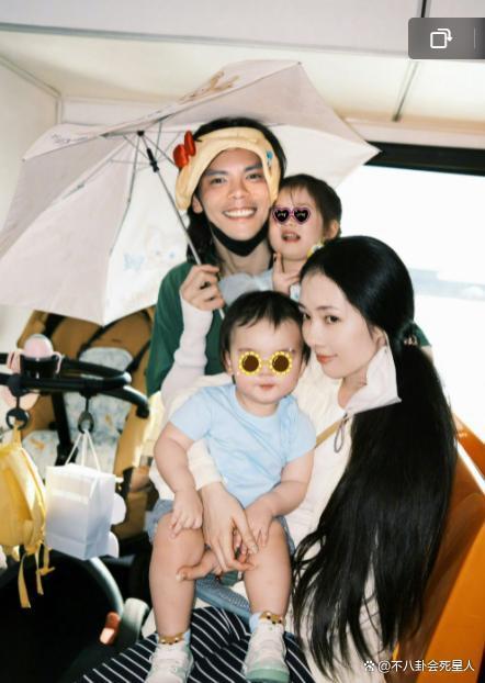 郭碧婷泳装暴露大象腿，全身心陪孩子玩，向太眼光太毒辣