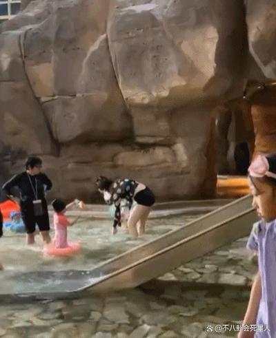 郭碧婷泳装暴露大象腿，全身心陪孩子玩，向太眼光太毒辣