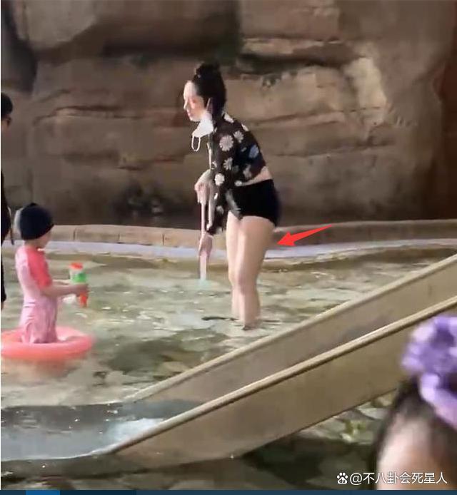 郭碧婷泳装暴露大象腿，全身心陪孩子玩，向太眼光太毒辣