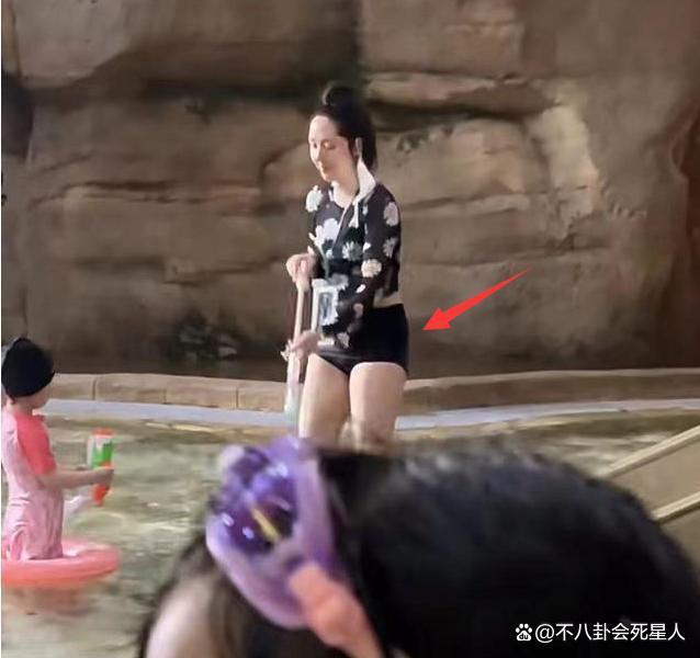 郭碧婷泳装暴露大象腿，全身心陪孩子玩，向太眼光太毒辣