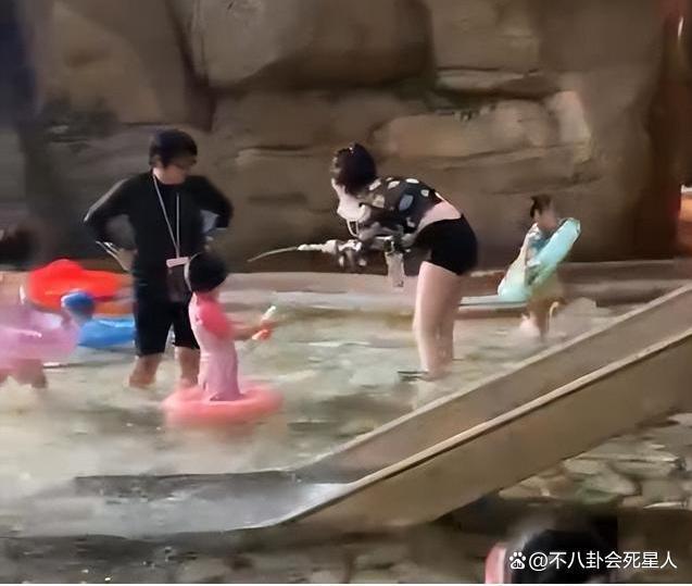 郭碧婷泳装暴露大象腿，全身心陪孩子玩，向太眼光太毒辣