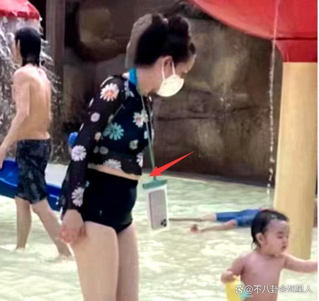 郭碧婷泳装暴露大象腿，全身心陪孩子玩，向太眼光太毒辣