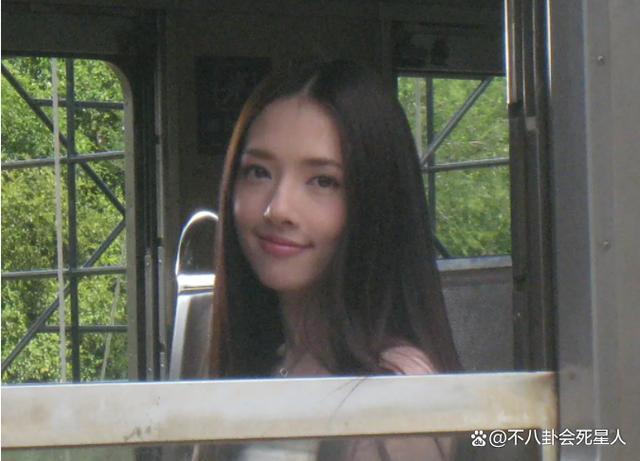 郭碧婷泳装暴露大象腿，全身心陪孩子玩，向太眼光太毒辣